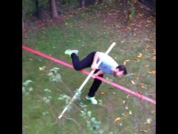 slackline und kurze maennerbeine