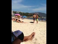 so macht man frauen am strand an