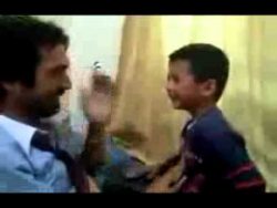 Sohn und Vater geben sich gegenseitig Ohrfeigen sohn und vater geben sich gegens