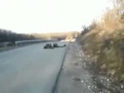 soldaten gehen ueber die strasse