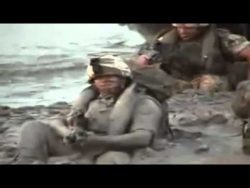 Soldaten im Schlamm am Meer soldaten im schlamm am meer