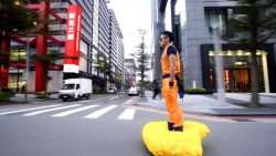 son goku fliegt durch taipei