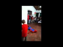 spiderman geht ko vor kinder