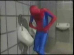 spiderman muss auf toilette