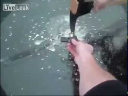 Spielen mit Methan-Gasblasen auf einem zugefrorenen See spielen mit methan gasblasen auf