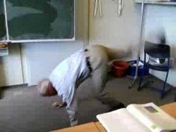 Sportlicher Mathelehrer macht Sportübung sportlicher mathelehrer macht sp