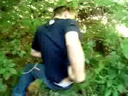 Sprung mit Skateboard vom Dach sprung mit skateboard vom dach