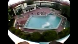 sprung vom balkon in den pool