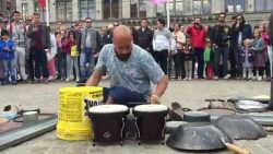 street techno drummer mit muell
