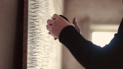 string portraet aus schwarzen fa