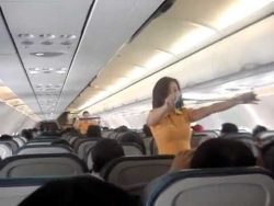 tanzende stewardessen mit lady g