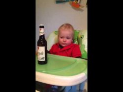 tochter fuellt den papa mit bier