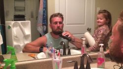 Tochter rasiert Vater den Bart mit ab tochter rasiert vater den bart m