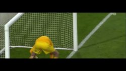 torwart knallt ball auf schiedsr