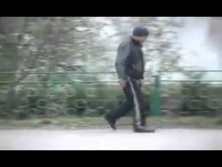 Total betrunkener Mann kommt nach Hause total betrunkener mann kommt nac