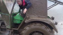 traktor steckt im schlamm fest