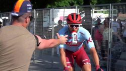 Trinkflasche dem Radfahrer beim Fahrradrennen klauen wollen trinkflasche dem radfahrer beim
