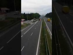 truck in flammen auf der autobah