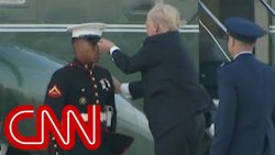 Trump versucht einem Marine-Soldaten seinen Hut zu geben trump versucht einem marine sold