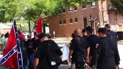 Tubaspieler ärgert Ku Klux Clan bei einem Aufmarsch tubaspieler aergert ku klux clan