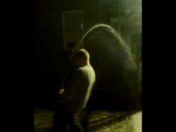 typ pinkelt ueber sich drueber