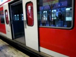 u bahn fahren mit offenen tueren