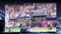 USA Flagge fällt auf den Boden, als die Russische Nationalhymne erklingt usa flagge faellt auf den boden