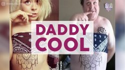 Vater imitiert seine kleine Tochter vater imitiert seine kleine toch