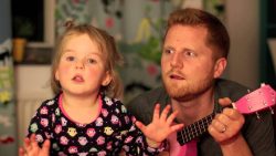 vater und kleine tochter singen