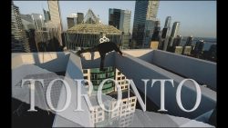 verrueckter tanzt am abgrund in