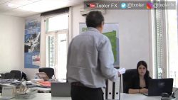 vor dem chef auf der arbeit vers