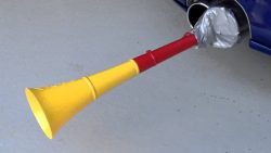 vuvuzela am auspuff vom auto