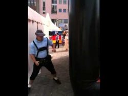 Was hat ihm die Hüpfburg nur getan was hat ihm die huepfburg nur ge