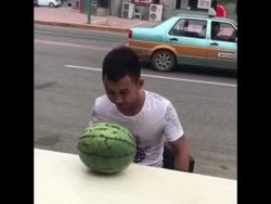 wassermelonen mit dem kopf kaput