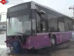 wasserrohrbruch unter einem bus