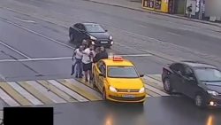 Wenn das Taxi zu schnell über den Zebrastreifen fährt wenn das taxi zu schnell ueber d