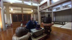 Wenn der Buddhist „We Will Rock You“ Covert wenn der buddhist we will rock y