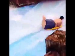 Wenn die Badehosen im Wellenbad rutscht wenn die badehosen im wellenbad
