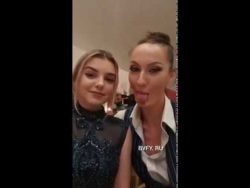 Wer hat die längere Zunge von beiden Damen? wer hat die laengere zunge von b