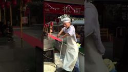 Wie anmutig er mit seiner Nudel tanzt wie anmutig er mit seiner nudel