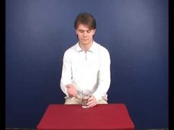 Wie man Weihwasser durch die Kraft des Chantens herstellt wie man weihwasser durch die kra