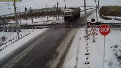 zug faehrt in lkw am bahnueberga