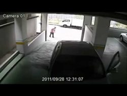 Zwei Frauen im Parkhaus zwei frauen im parkhaus 1