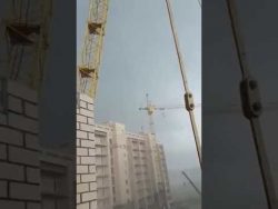 Zwei Kräne in Tjumen Russland brechen zusammen zwei kraene in tjumen russland b