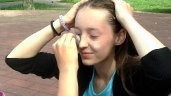 zwei maedchen schminken sich