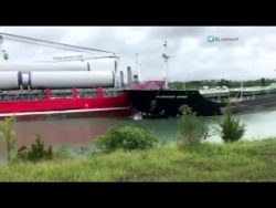 zwei schiffe kollidieren im well