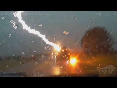 Blitz trifft Auto mehrmals in einem Gewitter