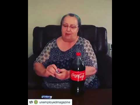 Oma mischt Cola mit Mentos und duscht mentos colaoma
