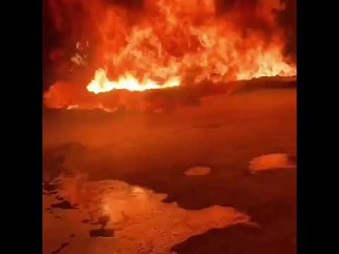 Mann baut flammenwerfendes Auto flammen auto