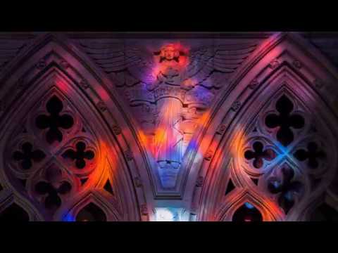 Zeitrafferaufnahmen von Sonnenlicht, das durch farbiges Kirchenglas fällt sonne kirchenglas